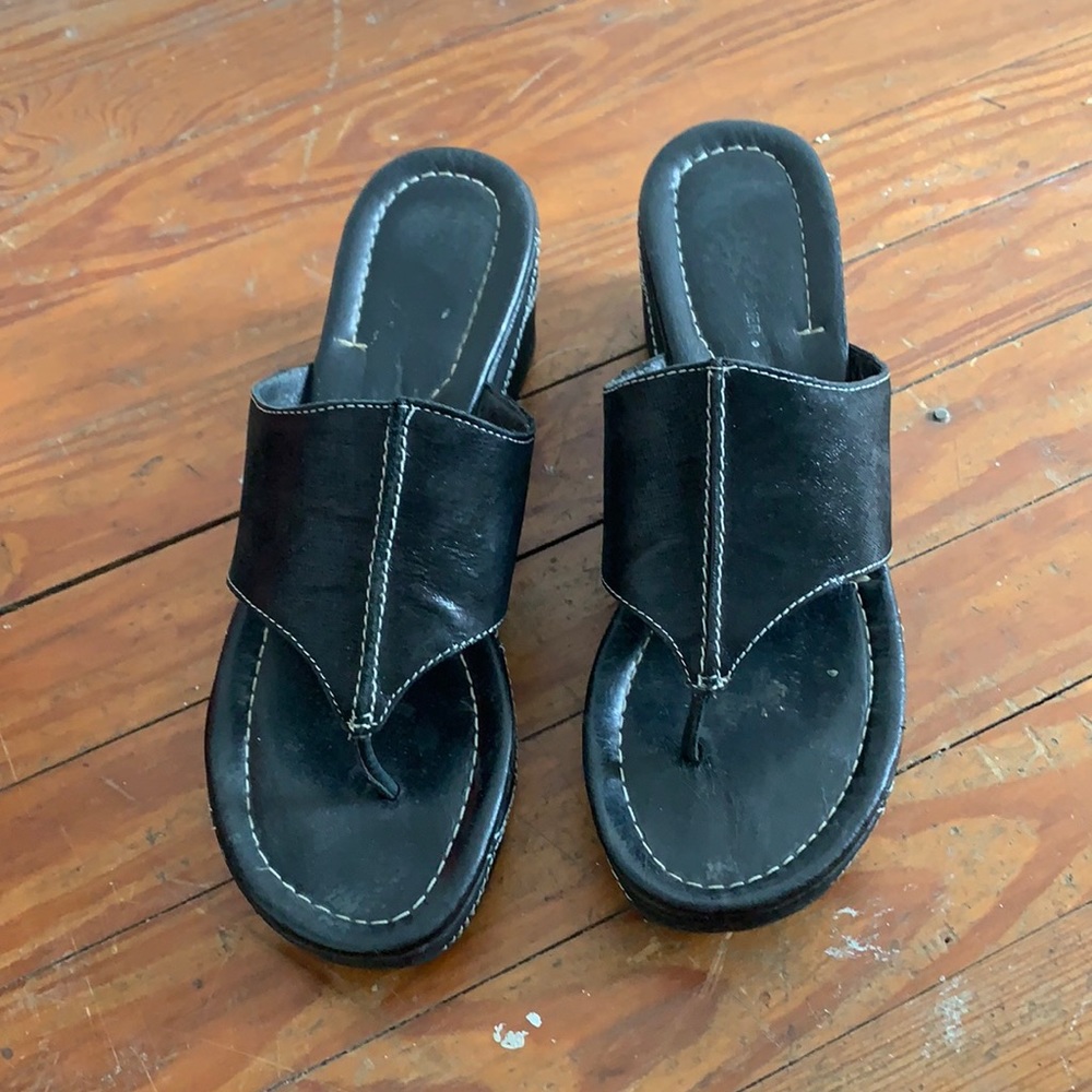 Donald Pliner top stitch black leather thong sandal, size 9.5